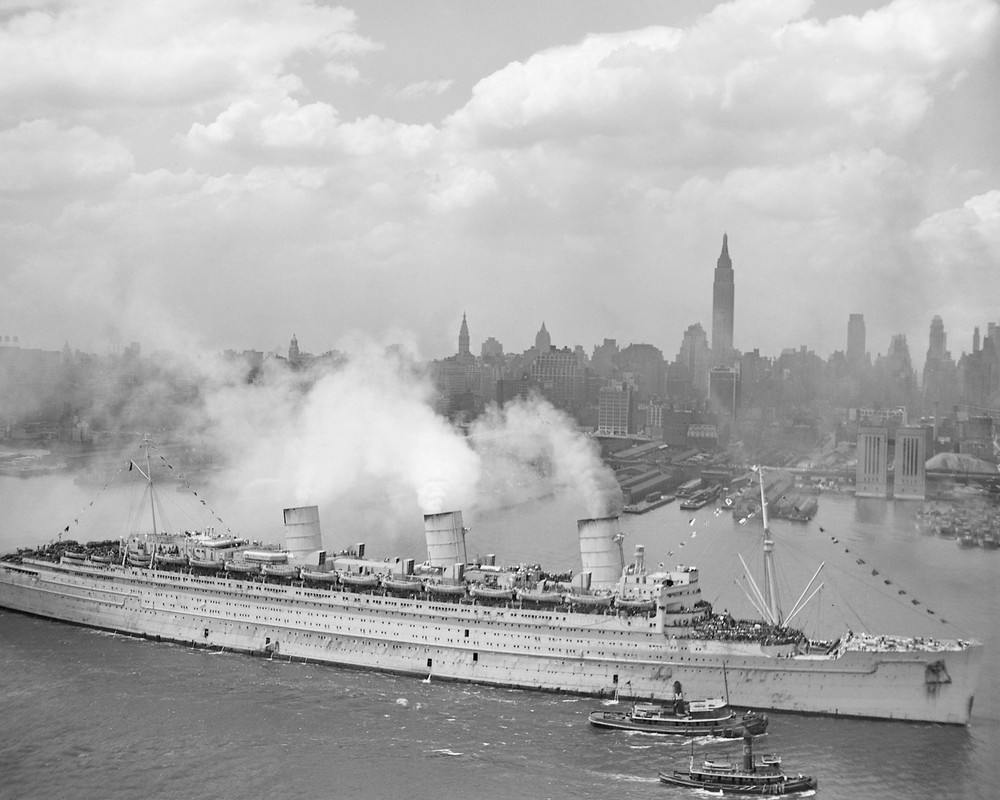 QUEEN MARY, arrives in New York Harbor, 1945 8×10 Photograph Print 8″x10″