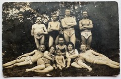 orig. Photo postcard beach bathing swimming holiday group photo around 1910 muscles men