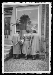 People Standing In Front Of Shop Window – Shop Shop – 1950s 1960s – Photo 6x9cm