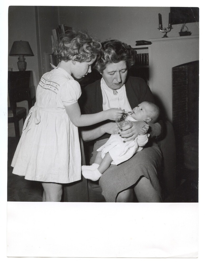 Grand Mère And Little Girl Nourishing Baby – Photo Antique An. 1950 60 18x24cm