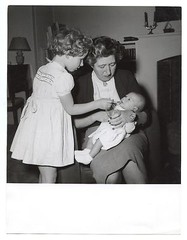 Grand Mère And Little Girl Nourishing Baby – Photo Antique An. 1950 60 18x24cm