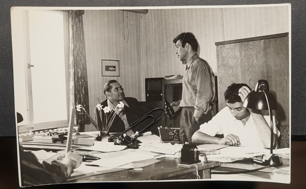 Photo Portrait GDR Office Desk Furnishing Politics Construction Men Beer Furniture Pk