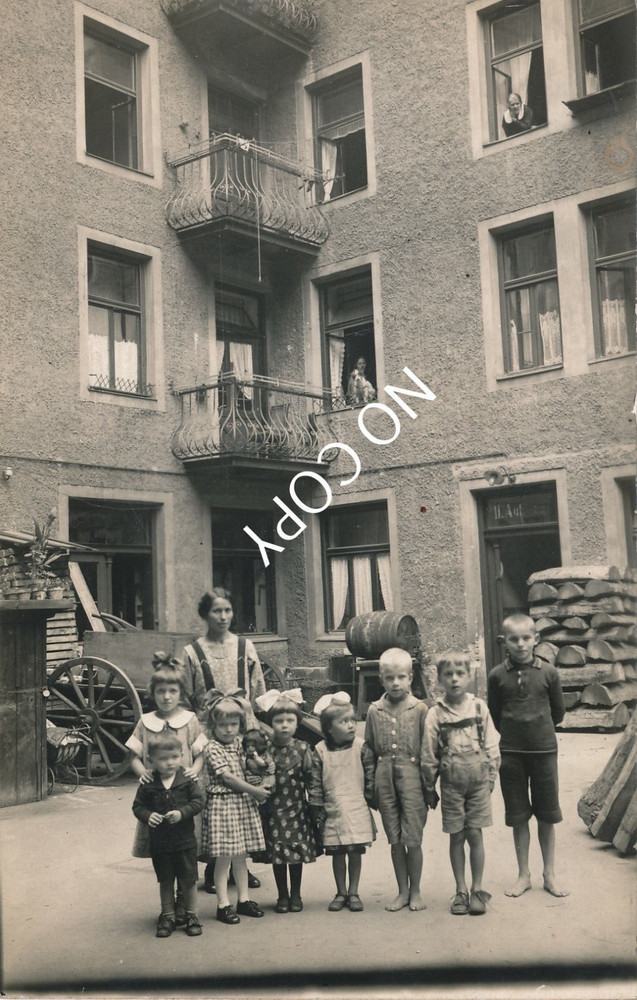 Photo Munich Family Woman & Children In The Backyard X53