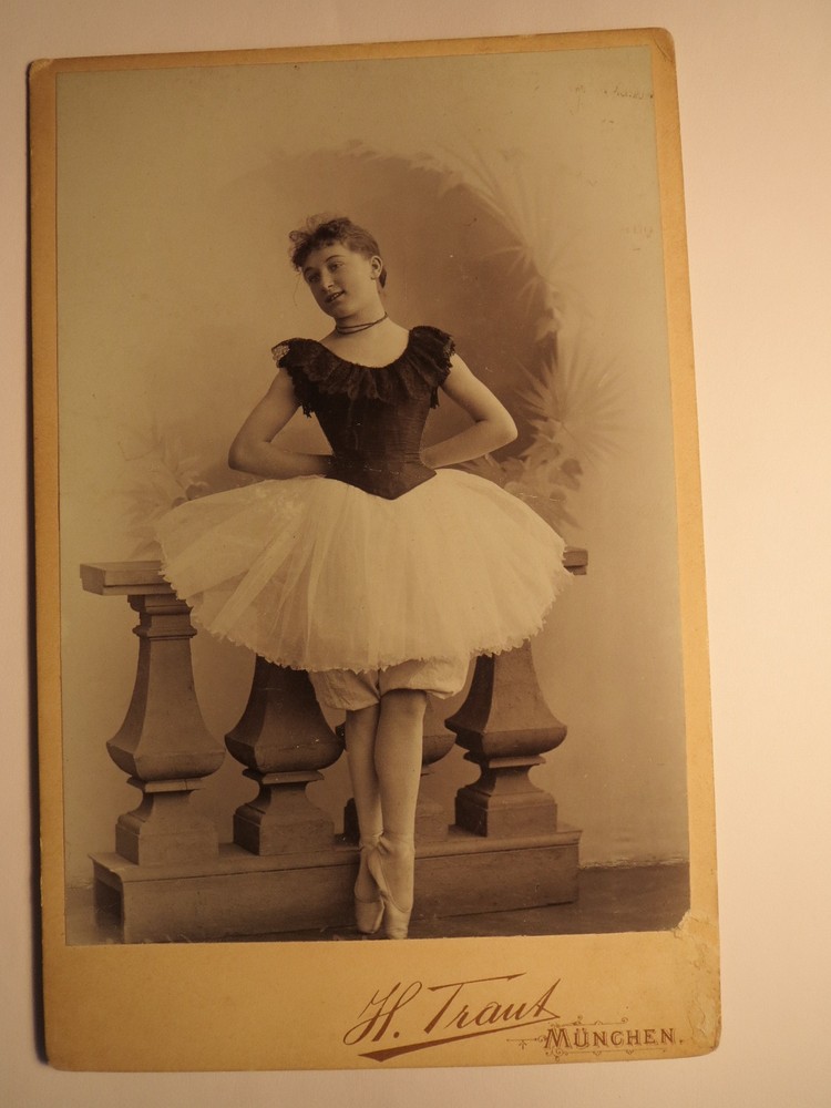Munich-Gertrud Altenberger? as girls ballerina ballet backdrop / KAB