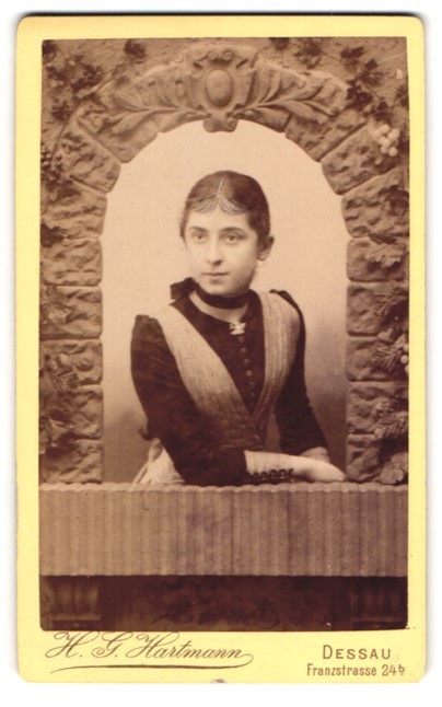 Photograph H. G. Hartmann, Dessau, portrait pretty young woman looking through