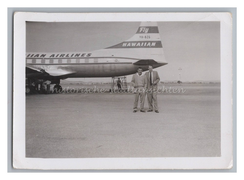 Hawaiian Airlines – Airplane Airport Airline Men – Old Photo 1950s