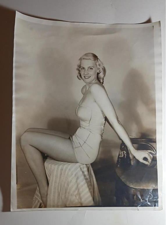 ORIGINAL PHOTOGRAPH ONE PIECE SWIMSUIT MODEL IN STUDIO 1940’S TO 1950’S 11 X 14