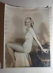 ORIGINAL PHOTOGRAPH ONE PIECE SWIMSUIT MODEL IN STUDIO 1940’S TO 1950’S 11 X 14