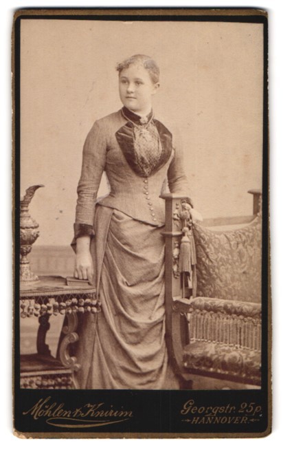 Photograph Möhlen & Knirim, Hanover, Georgstrasse 25 p, portrait young lady in