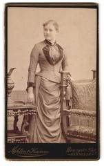 Photograph Möhlen & Knirim, Hanover, Georgstrasse 25 p, portrait young lady in
