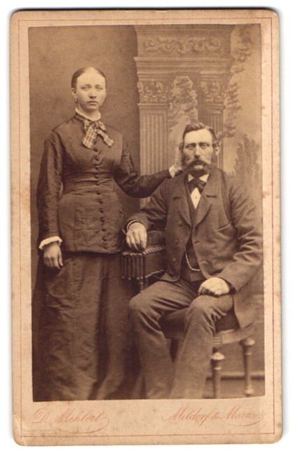 Photography Detlef Mehlert, Meldorf, middle-class couple against the backdrop of a column
