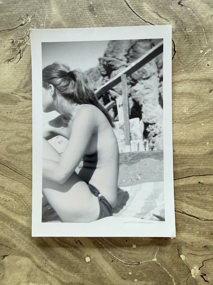 YOUNG WOMAN BEACH TOPLESS Original Black and White Photo 3 1/2″ X 5 1/8″