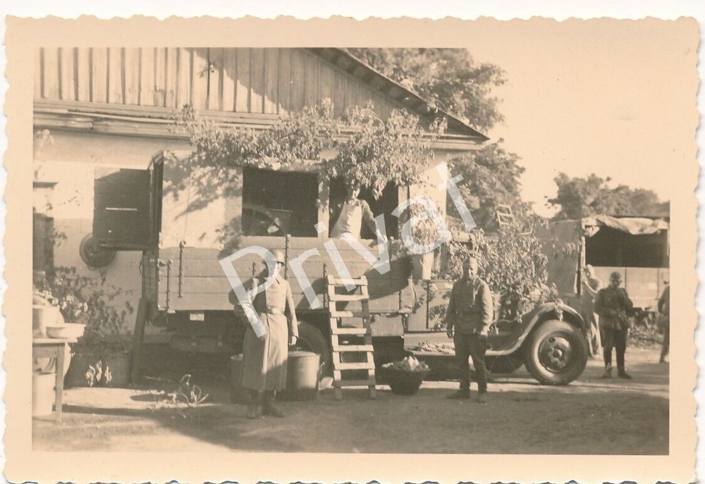Photo WW II Wehrmacht soldiers quarter vehicles camouflage Poland Polska L1.72