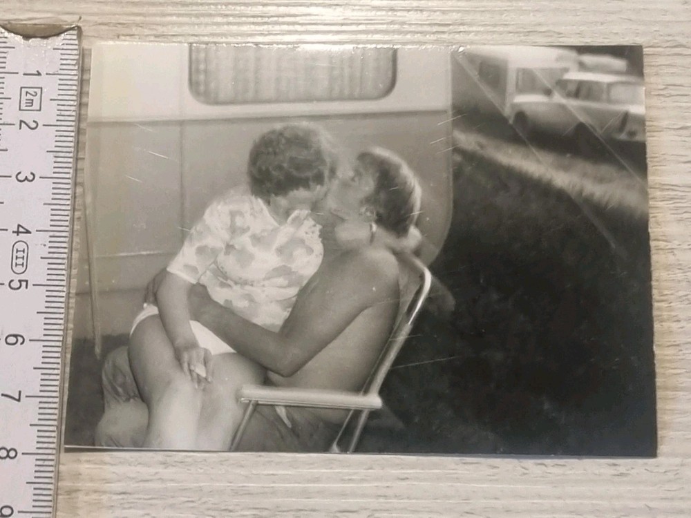 Original photo woman with cigarette kissing man, GDR (2)