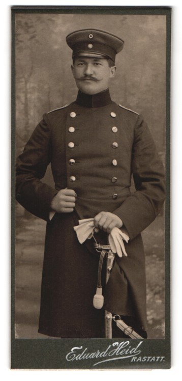 Photograph Eduard Heid, Rastatt, Kriegstr. 19, soldier in uniform with sword and S