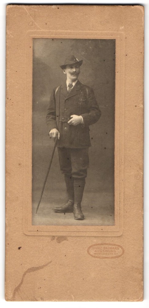 Photograph Moritz Baumann, Augsburg, Wertachstrasse 27, gentleman in hunting clothing