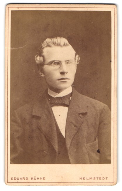 Photograph Eduard Kühne, Helmstedt, Neumärkerstraße 279, portrait of a young M