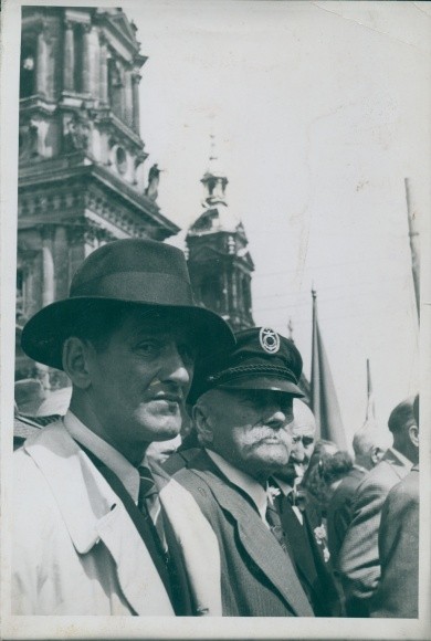 Photo Schirner Berlin, May 1 celebration of GDR, people listening… – 10364670