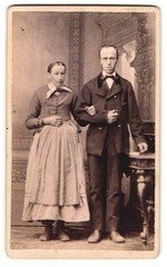 Photograph Gustav Wild, Rosenheim, Zimmerstr. 217 1/4, married couple in plain K