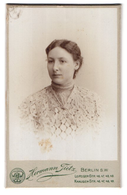 Photograph Hermann Tietz, Berlin-SW, Leipziger-Strasse 46-49, portrait young Da