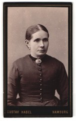 Photograph Gustav Habel, Hamburg, Poolstrasse 18, elderly lady with pearl brooch