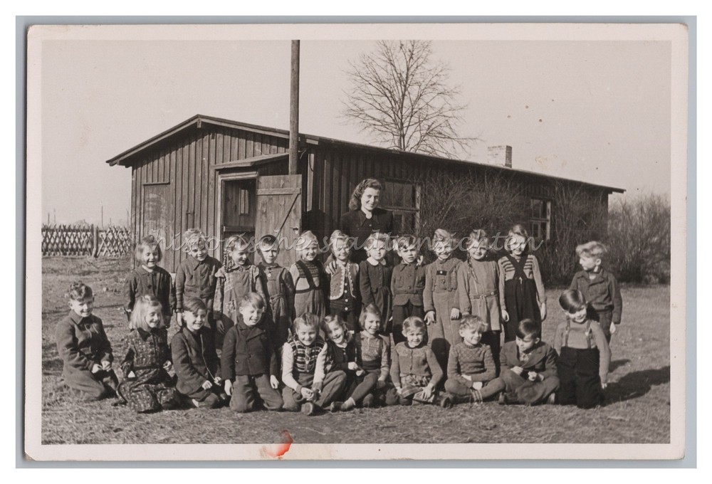 gest. Berlin-Neukölln – vmtl. School Class in Front of Makeshift Classroom – Photo 1940s