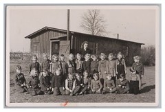gest. Berlin-Neukölln – vmtl. School Class in Front of Makeshift Classroom – Photo 1940s