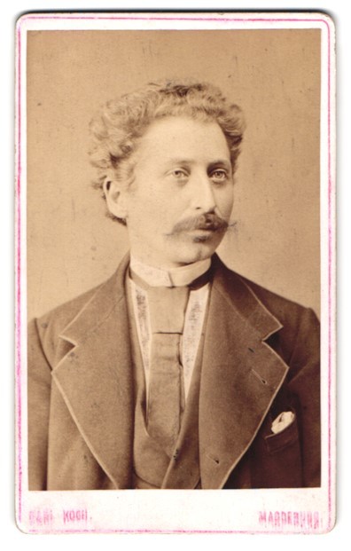 Photograph Carl Koch, Magdeburg, Grüne Arm-Str. 14, middle-class gentleman with lo