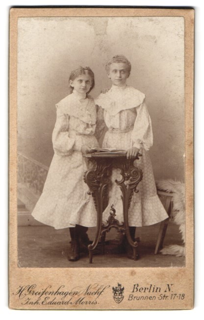 Photograph Eduard Morris, Berlin, Brunnen-Str. 17-18, two young ladies in bright