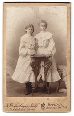 Photograph Eduard Morris, Berlin, Brunnen-Str. 17-18, two young ladies in bright