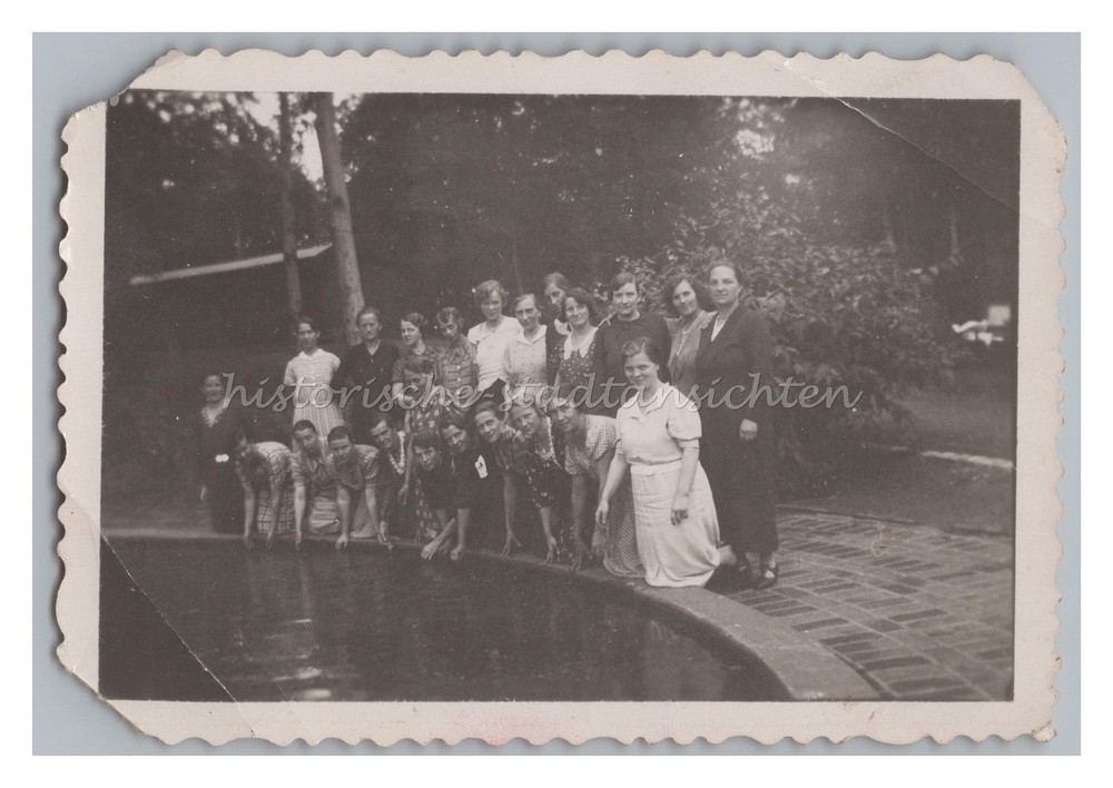 Portrait Woman Girl at Fountain – Vintage Photo 1930s