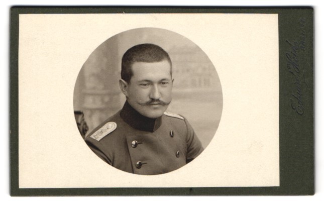 Photograph Eduard Heid, Rastatt, Kriegstrasse 19, soldier in uniform with Kurzhaa