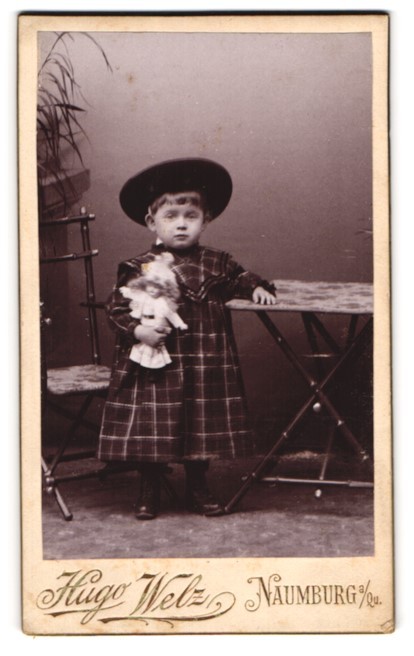 Photograph Hugo Welz, Naumburg a. Qu., Cute Little Girl with Hat and Doll