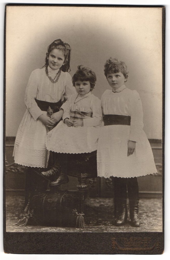 Photograph Th. Eppler, Dresden, three little girls in belted lace dress