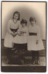 Photograph Th. Eppler, Dresden, three little girls in belted lace dress