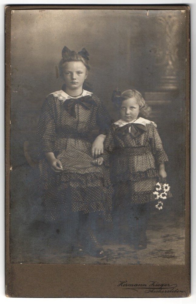 Photograph Herm. Zieger, Aschersleben, width Str. 27, two girls in polka dots