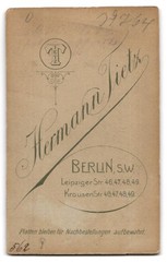 Photograph Hermann Tietz, Berlin, Leipziger Str. 46-49, common lady with lo