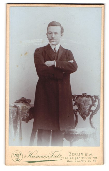 Photography Hermann Tietz, Berlin-SW, Leipziger-Strasse 46-49, portrait elegant
