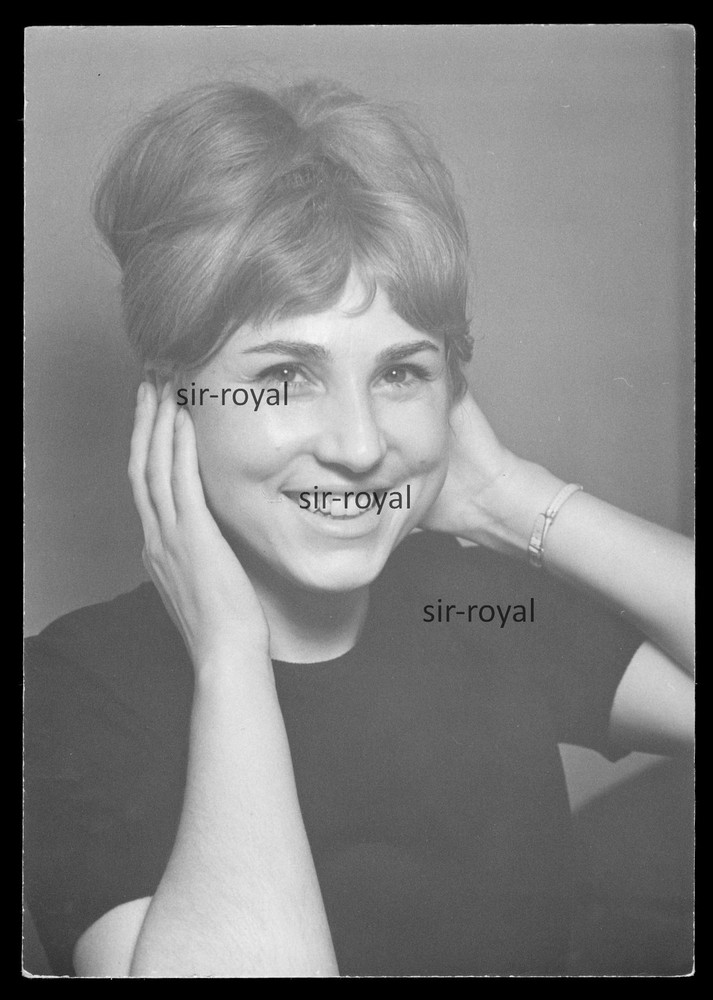 Pretty Laughing Woman in Portrait – 1960s Berlin – Photo 11x15cm