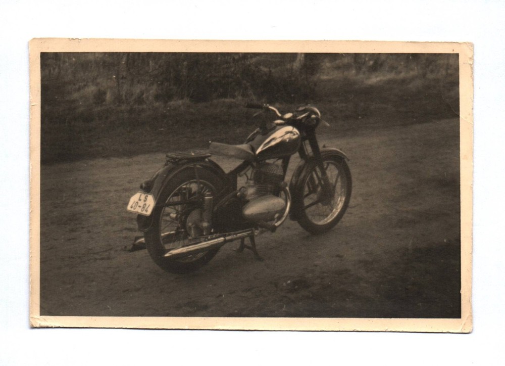 Photo Motorcycle Jawa 350 cm3 Vintage 1954 on the Road Motorcycle