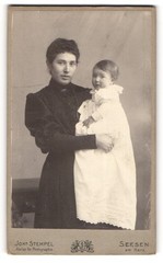 Photograph Joh. Stamp, Seesen a.H., mother in dark dress with child on the