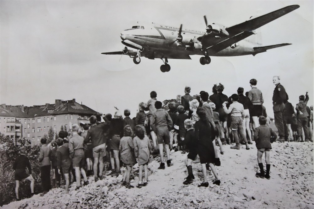 Henry Ries – Berlin Airlift, Tempelhof, 1948 – Vintage Silver Gelantine Photo
