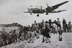 Henry Ries – Berlin Airlift, Tempelhof, 1948 – Vintage Silver Gelantine Photo