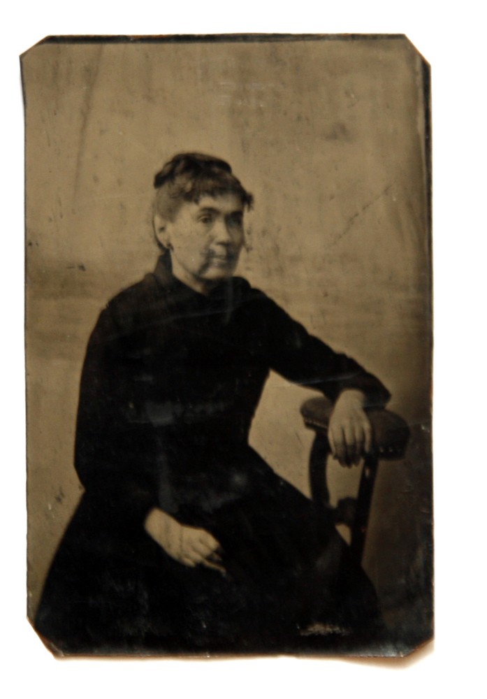 Photo Antique Tintype Plate Iron – Portrait Female Sitting Dress Black Fine