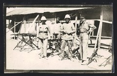 Photograph WW1, Africa, French soldiers in tropical uniform with machine ge
