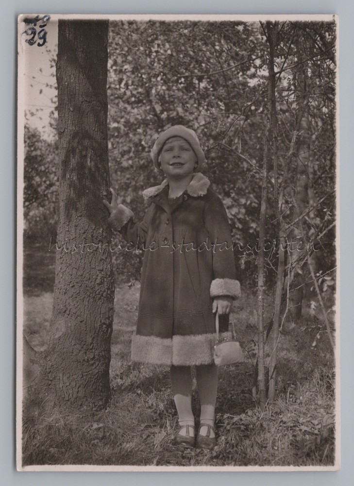 Girl with Pouch and Coats 1929 – Fashion – Vintage Photo 1920s