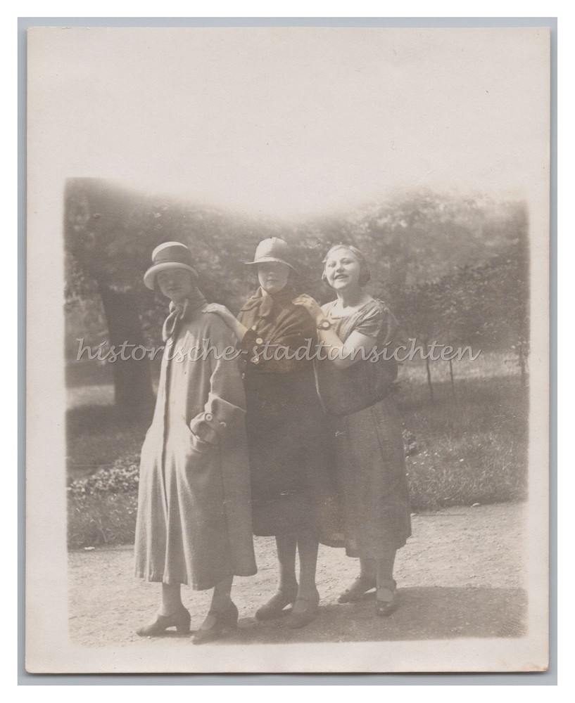 Portrait 3 Women with Hat – Vintage Photo 1920s 1930s