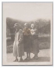 Portrait 3 Women with Hat – Vintage Photo 1920s 1930s