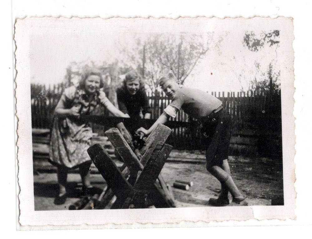 Photo WW2 Children Sawing in Garden Circa 1940s – 8.6×6.2cm – K1001