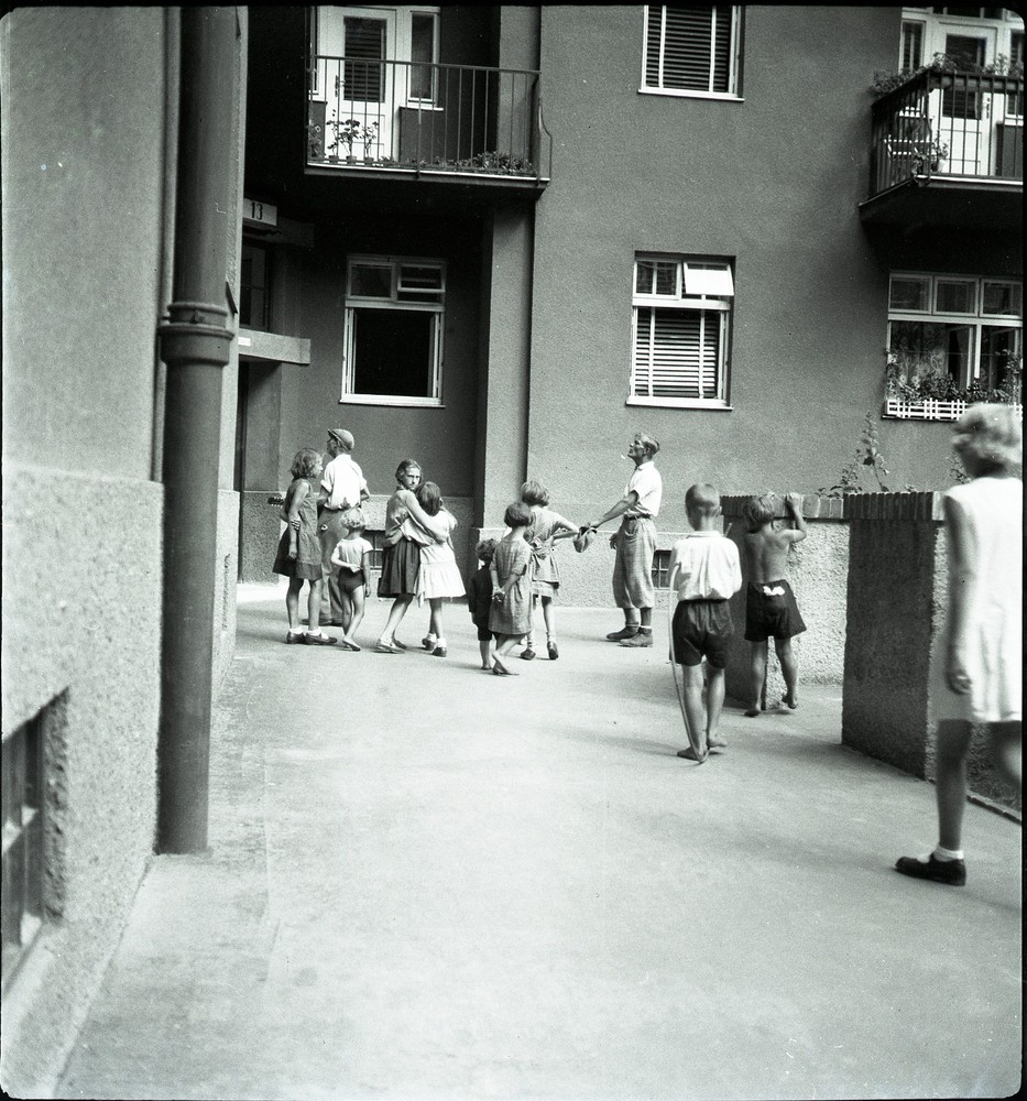 Vienna, Wien, Musicians in the courtyard of the apartment building, by Eduard PE